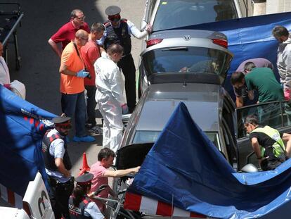 Los Mossos inspeccionan el vehículo estacionado en la calle Béjar