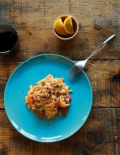 <p><b>Control del tiempo.</b> El sistema y el tiempo de cocción de este arroz fueron sugeridos por M. Ángeles Torres, del blog Secocina.com. El resultado fue positivo: al minimizarse la pérdida de líquido, el arroz absorbe todo el sabor del caldo, además de quedar en un punto de cocción perfecto. Torres utiliza una técnica similar para elaborar risottos y otros arroces cremosos.</p> <p><em>Ingredientes: Para 4 personas: 500 gramos de calamares, 1/2 cebolla, 2 dientes de ajo, 2 cucharadas de salsa de tomate casera, una cucharada de concentrado de tomate, tomillo, 12 tomates deshidratados, cayena, un vaso de vino dulce, 3 cucharadas de aceite de oliva, 4 tazas de arroz bomba, 7 tazas de caldo de pescado, perejil picado y limón.</p></em> <p><em>Preparación:</em> 1. Hidratar los tomates en agua caliente, trocear y reservar. 2. Pelar y picar finos la cebolla y el ajo y sofreírlos en aceite en la olla. Cuando estén dorados, añadir la salsa de tomate y los calamares en aros medianos. Saltear un par de minutos y añadir los tomates deshidratados, el concentrado de tomate, el tomillo, la cayena (opcional) y el vino. 3. Cocer cuatro minutos a fuego medio. Añadir el arroz y sofreír dando vueltas durante un par de minutos, volcar el caldo y cerrar la olla, con la presión máxima. 4. Cuando empiece a silbar, contar cinco minutos, apagar, despresurizar y destapar. 5. En ese momento el arroz seguirá un poco caldoso, en tres minutos de reposo (tapado) estará listo para servir, con perejil fresco picado y, si se quiere, limón.</p>