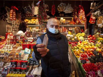 Eduard Soley mostra un 'calabacho' davant de la seva parada de La Boqueria.