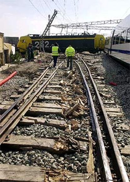 El Talgo que ayer decarriló en la estación zaragozana de La Cartuja.