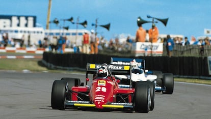 El piloto francés René Arnoux. Corrió en Ferrari tres temporadas, desde 1983 a 1985. Durante esos años logró su mejor puesto en un mundial; fue tercero en 1983. Fue despedido de la escudería inesperadamente tras lograr un cuarto puesto en el Gran Premio de Brasil de 1985.