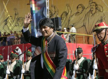 El presidente de Bolivia, Evo Morales, saluda durante la conmemoración del bicentenario de la primera revuelta contra España, en la localidad de El Villar.