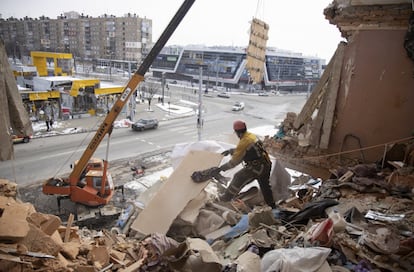 Retirada de escombros de un edificio dañado tras un bombardeo en Járkov, el domingo. Rusia y Ucrania han retomado este lunes el diálogo para intentar llegar a un acuerdo tras 19 días de guerra en un clima de recrudecimiento bélico que augura pocos avances en el frente diplomático. Kiev pide un alto el fuego, la retirada de las tropas y garantías de seguridad para el país, según el negociador ucranio Mijailo Podoliak.