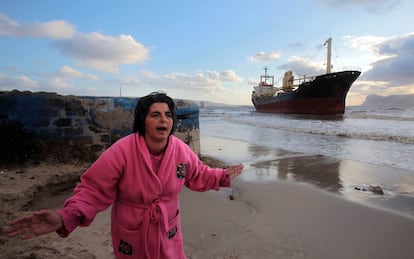 Debido al temporal un buque ha quedado varado en la playa del rinconcillo en Algeciras