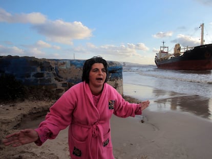 Debido al temporal un buque ha quedado varado en la playa del rinconcillo en Algeciras