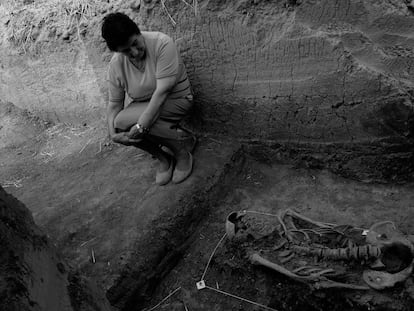 Berlangas de Roa (Burgos), 2004. Exhumación de los restos de cinco vecinos de Haza (Burgos) detenidos y asesinados en agosto de 1936, entre los que se encontraba el alcalde de la localidad. En la fotografía, la hija del alcalde asesinado junto a los restos de su padre.