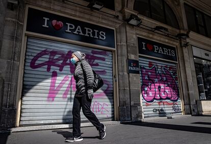 Una mujer camina frente a tiendas cerradas en París por las medidas contra la pandemia el pasado 4 de abril.