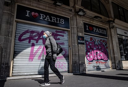 Una mujer camina frente a tiendas cerradas en París por las medidas contra la pandemia el pasado 4 de abril.