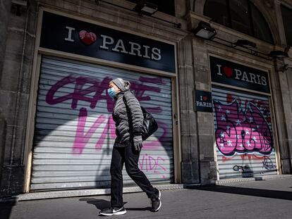 Una mujer camina frente a tiendas cerradas en París por las medidas contra la pandemia el pasado 4 de abril.
