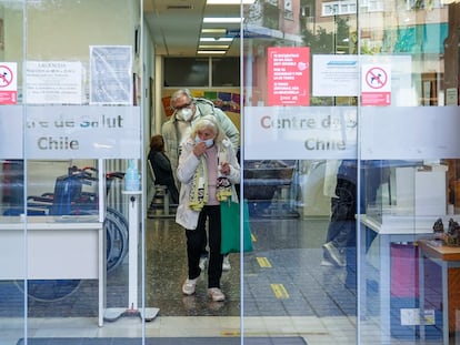 Dos personas con mascarilla salen del Centro de Salud Chile, este viernes en Valencia.