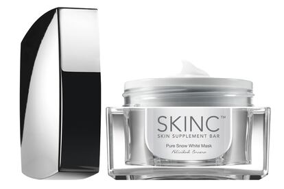 Un lujo para empezar la temporada con tu mejor cara. Es la Pure Snow White Mask de Skinc, una edición limitada de Felicidad Carrera creada para perfeccionar la piel en muy poco tiempo. Se trata de una mascarilla de efecto flash que hidrata en profundidad, uniformiza, reduce el tamaño del poro, aporta luz y minimiza las imperfecciones. Es ideal para utilizar antes de una gran ocasión en la que tengamos que estar perfectas, o para acabar en pocos minutos con la mala cara propia de la temporada. Se vende en los centros de Skinc de todo el país y cuesta nada menos que 249 euros.