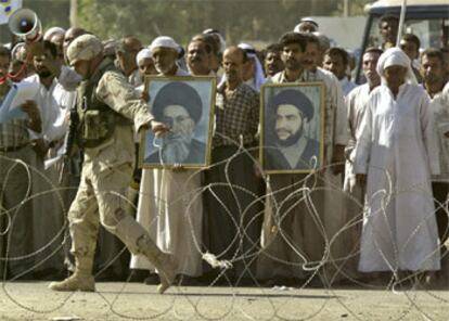 Manifestantes chiíes piden en Baquba, a 80 kilómetros de Bagdad, la liberación de su líder, Abdul al Madahi.