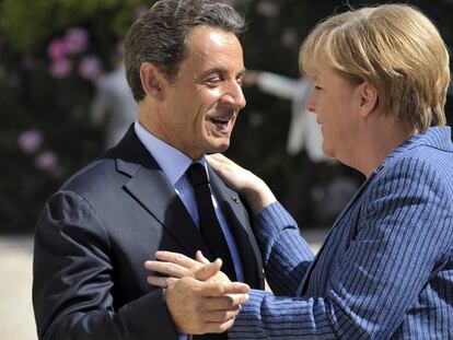 Nicolas Sarkozy y Angela Merkel se saludan antes del encuentro de ayer en El Elíseo, en París.