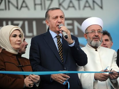 El primer ministro turco, en el centro, inaugur&oacute; la l&iacute;nea de alta velocidad el pasado 25 de julio en Estambul 