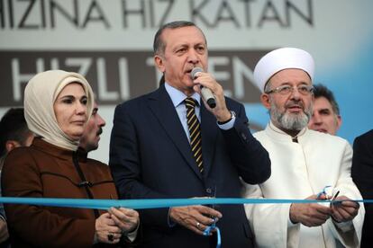 El primer ministro turco, en el centro, inauguró la línea de alta velocidad el pasado 25 de julio en Estambul