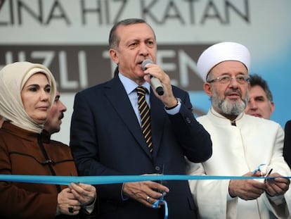 El primer ministro turco, en el centro, inaugur&oacute; la l&iacute;nea de alta velocidad el pasado 25 de julio en Estambul 