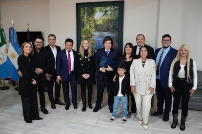 Jorge Ledesma y Javier Milei acompañados por miembros de la iglesia evangélica y funcionarios de Gobierno.