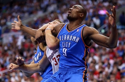 Ibaka, agarrado por Griffin.