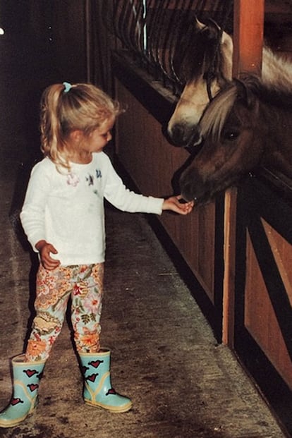 Los caballos son los animales favoritos de la modelo. Ya se intuía desde su niñez.