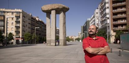 Pablo Carmona, concejal del Distrito de Salamanca, frente al dolmen de la Plaza de Dal&iacute;.