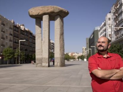 Pablo Carmona, concejal del Distrito de Salamanca, frente al dolmen de la Plaza de Dal&iacute;.