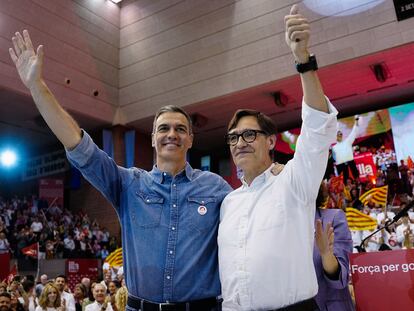 El presidente del Gobierno, Pedro Sánchez, y el candidato a la presidencia de la Generalitat, Salvador Illa, el pasado viernes en el acto final de campaña.