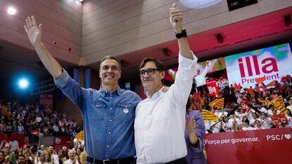 El presidente del Gobierno, Pedro Sánchez, y el candidato a la presidencia de la Generalitat, Salvador Illa, el pasado viernes en el acto final de campaña.