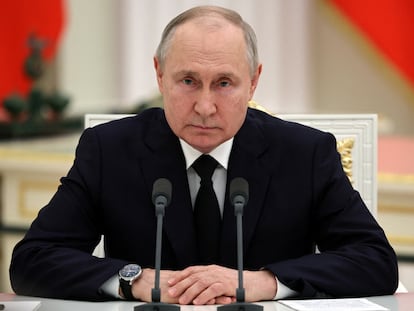 El presidente ruso, Vladímir Putin, asiste a una reunión con miembros del servicio en el Kremlin, en Moscú el día 27.
