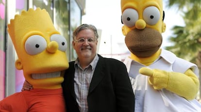 Matt Groening posa con Bart y Homer, dos personajes de la exitosa serie de televisión Los Simpson.