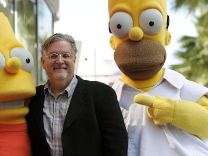Matt Groening posa con Bart y Homer, dos personajes de la exitosa serie de televisi&oacute;n Los Simpson.  