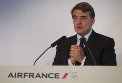 El presidente de Air France, Alexandre de Juniac durante una rueda de prensa celebrada hoy en París.