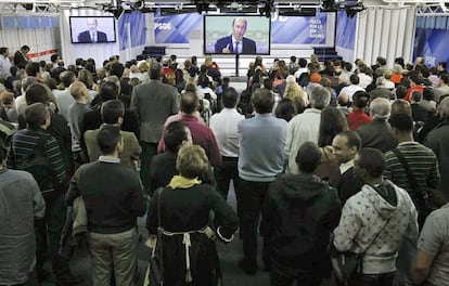 Un grupo de militantes y simpatizantes socialistas contempla el debate entre Rubalcaba y Rajoy de 2011 desde la sede de Ferraz en Madrid