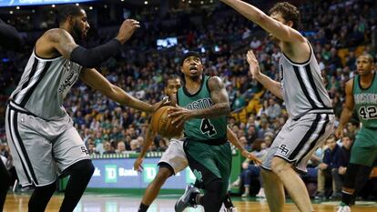 Pau Gasol trata de frenar a Isaiah Thomas.