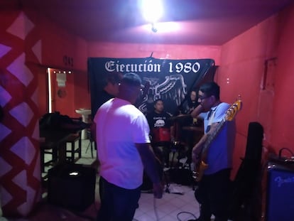 La banda neonazi Ejecución 1980 durante una presentación en el bar San Diablo, en Ciudad de México.