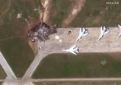 Imagen satelital tomada por la empresa Maxar Technologies el 4 de junio en la que se ve los restos de un avión ruso Tu2M3 destruido en la base rusa de Belaya por un ataque ucranio.