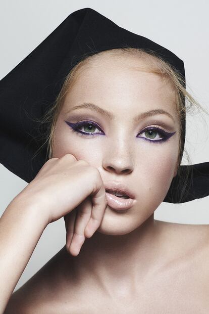 Aunque nunca se había subido a la pasarela, Lila protagonizó su primera campaña a los 16. Lo hizo posando para Marc Jacobs Beauty, la línea de belleza del diseñador estadounidense amigo de Kate Moss, en unas imágenes que vieron la luz en 2018, también apenas unos días después de su cumpleaños. Desde entonces se ha mantenido muy cercana a la firma y también se ha dejado ver, sola o acompañada por su madre, en el front row de los shows de casas como Miu Miu o Longchamp.