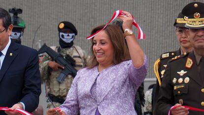 Dina Boluarte en la inauguración de una exhibición de tecnología y armamento, en Lima, en mayo de 2023.