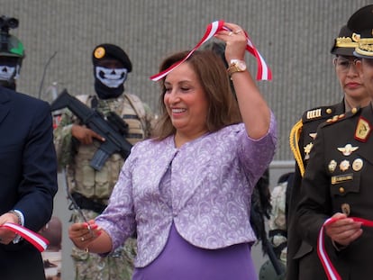 Dina Boluarte en la inauguración de una exhibición de tecnología y armamento, en Lima, en mayo de 2023.