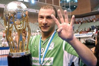 El brasileño Schumacher, capitán de Boomerang-Interviú, con  la Copa de la Liga.