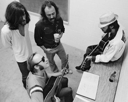 David Crosby Stephen Stills Graham Nash y Neil Young listos para tocar en un concierto en Rich Stadium.