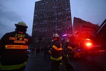 Varios bomberos trabajan en el exterior del edificio de apartamentos incendiado en el Bronx, Nueva York. El mal funcionamiento de una estufa eléctrica provocó este domingo un fuego en un bloque de viviendas, que ha causado al menos 17 fallecidos, entre ellos nueve menores de 16 años, y una sesentena de heridos, según han confirmado funcionarios municipales.