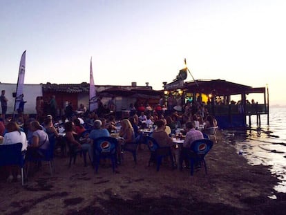 Cantina del Titi. El Bartolo, San Fernando (Cádiz)

Un bar con forma de embarcación, sostenido por pilares sobre el mar, desde donde se divisan unos atardeceres que cortan el hipo de la bahía de Cádiz. Se abrió en 1934 y basa su propuesta en la comida tradicional de San Fernando como pescaíto frito, choco a la plancha o tortillas de camarones. Conviene reservar, sobre todo en las noches de verano, en las que hay un ambiente bullicioso del que se ha visto participar a algún famoso como el actor Fernando Tejero o el bailaor Antonio Canales.