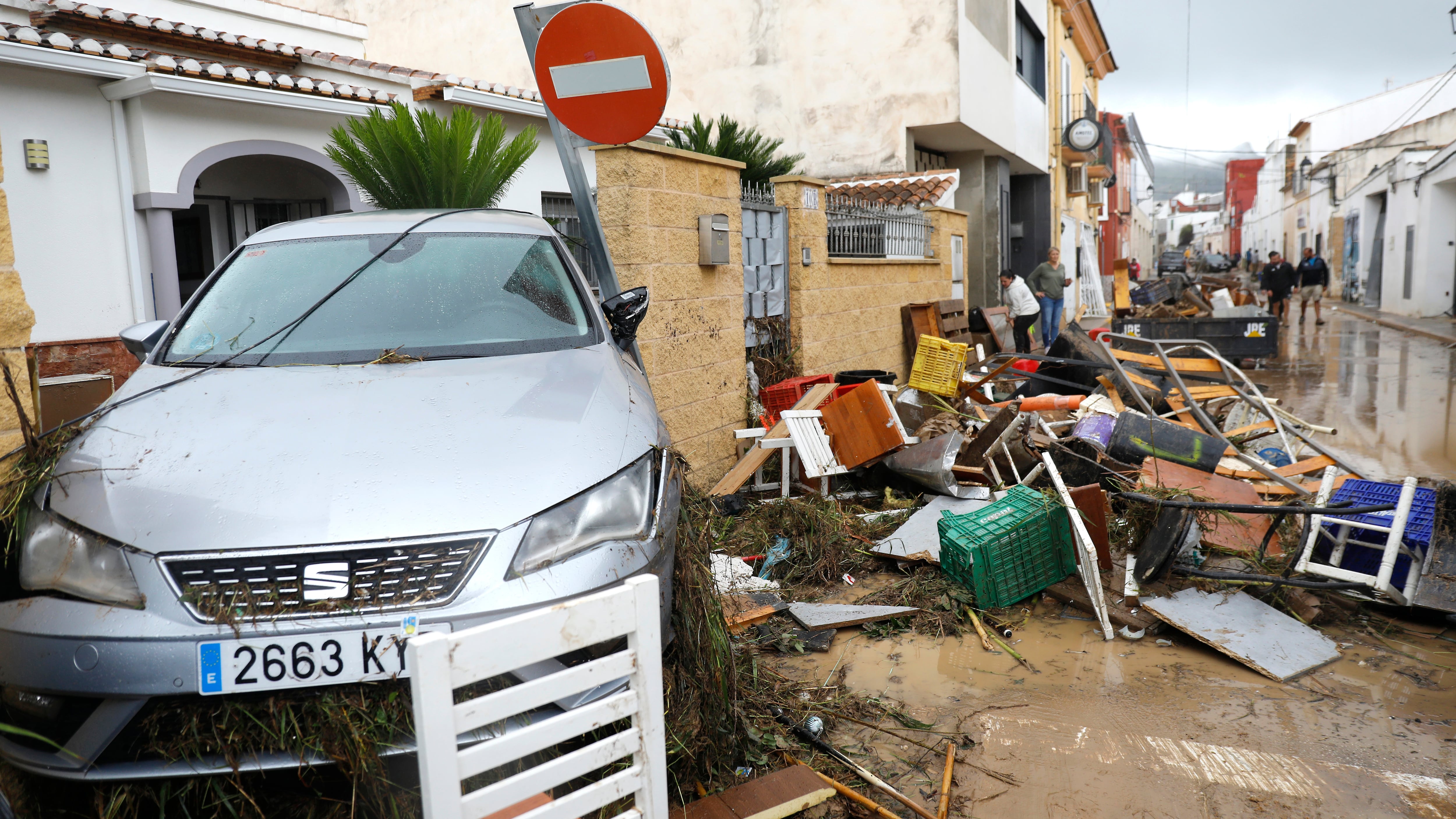 Coches arrastrados por el agua y crecidas en los ríos: las imágenes de las lluvias en la Comunidad Valenciana
