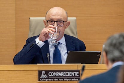 Cristóbal Montoro comparece en el Congreso de los Diputados, el 14 de abril de 2025.