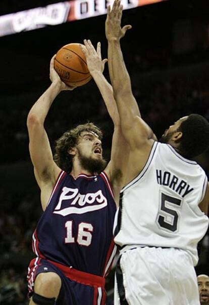 Pau Gasol intenta anotar ante la oposición de Robert Horry, de los Spurs.