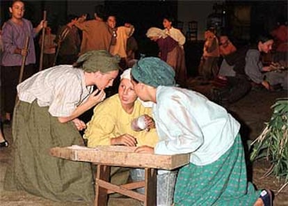 Vecinos de Zalamea de la Serena, en el ensayo general de la obra.