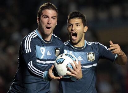 Gonzalo Huguain y el Kun Agüero celebrando el gol del empate de Argentina