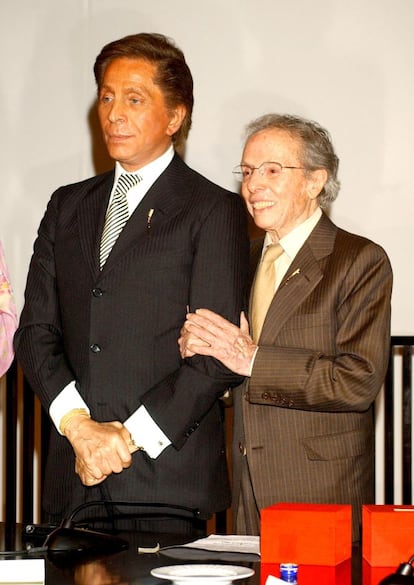 Valentino Gravani y Manuel Pertegaz reciben el premio Aguja de Oro en el Museo del Traje en Madrid, en junio de 2004. Los dos creadores viajaron juntos a México en 1960 como embajadores de la moda europea.