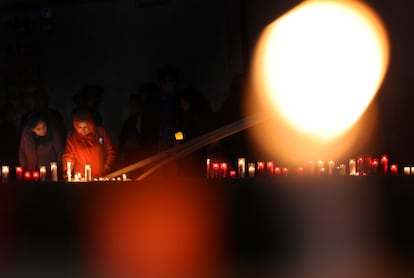 Una pareja coloca una vela el 29 de noviembre, durante el homenaje a los fallecidos por la dana, en Paiporta, junto al barranco del Poyo.