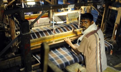 Un trabajador de una de las f&aacute;bricas de telas de Bangladesh. 